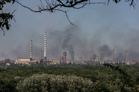 Qualm über dem Azot-Chemiewerk in Sjewjerodonezk (am 10. Juni 2022)