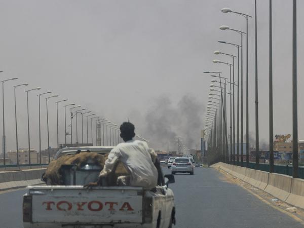 Rauch steigt nahe Khartum auf. 