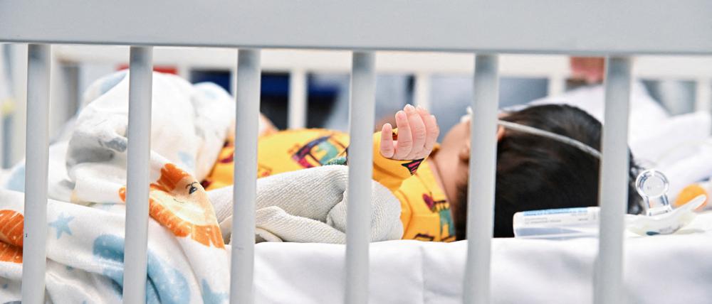 Ein Kind in einem Krankenhaus ist an dem RS-Virus erkrankt.