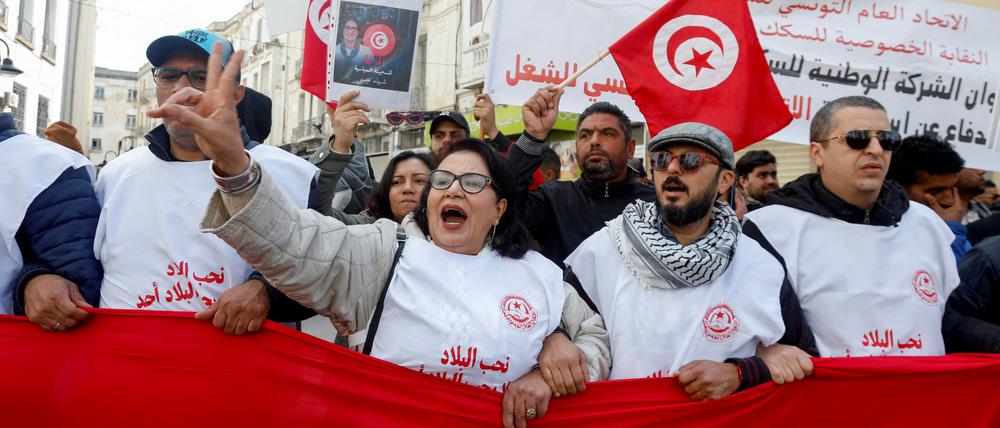 Viele Tunesier sind unzufrieden mit der wirtschaftlichen Situation und klagen über den politischen Kurs des Präsidenten.