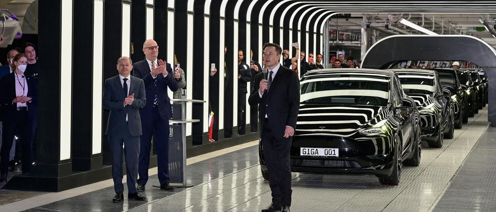 Tesla-Chef Elon Musk (r.) mit prominentem Besuch bei der Auslieferung der ersten Teslas in Grünheide
