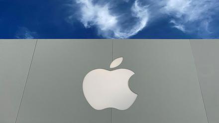Das Apple-Logo ist auf dem Dach eines Apple Stores in einem Einkaufszentrum zu sehen.