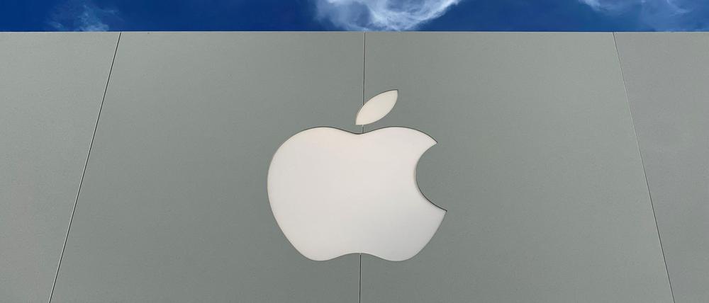 Das Apple-Logo ist auf dem Dach eines Apple Stores in einem Einkaufszentrum zu sehen.