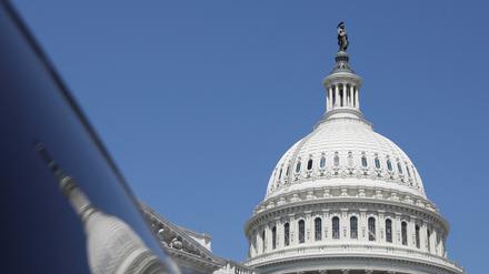 Die Kuppel des US-Kapitols spiegelt sich in einem Fenster auf dem Capitol Hill in Washington