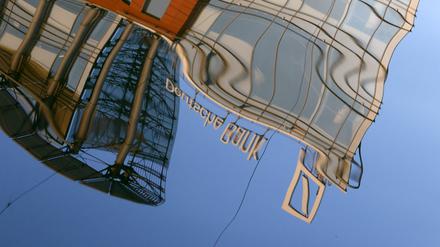 Das Logo der Deutschen Bank als Spiegelung in der Moskwa.