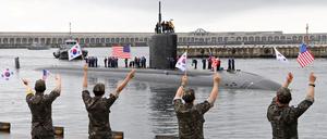 Das atombetriebene U-Boot der US-Marine wird im südkoreanischen Hafen begrüßt. 