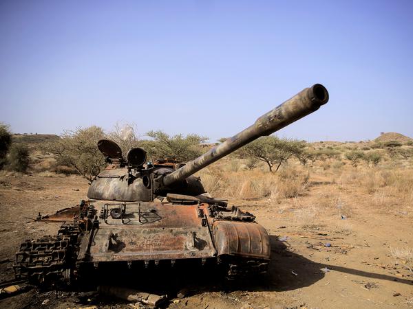 Ein zerstörter Panzer nach Kämpfen in Äthiopien (Archivbild). 