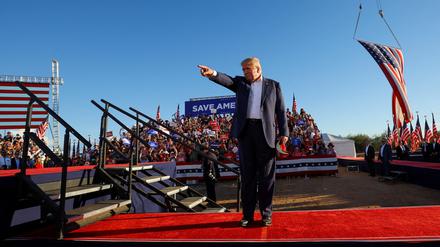 Donald Trump auf einer Bühne in Arizona.