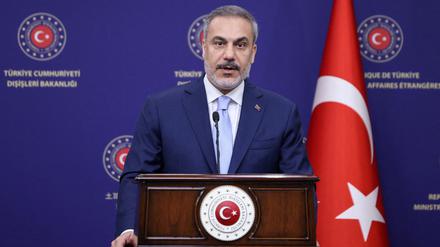Der türkische Außenminister Hakan Fidan dringt auf Maßnahmen gegen die Koran-Verbrennungen in Dänemark und Schweden.
