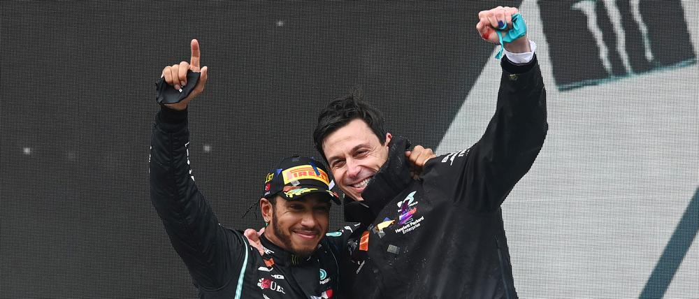 Waren für viele Jahre ein eingespieltes Team: Lewis Hamilton (l.) und Mercedes-Teamchef Toto Wolff.