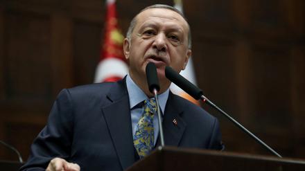 Der 69 Jahre alte Erdogan hatte im Januar angekündigt, per Dekret vorgezogene Wahlen am 14. Mai zu veranlassen - regulär wäre im Juni gewählt worden.  