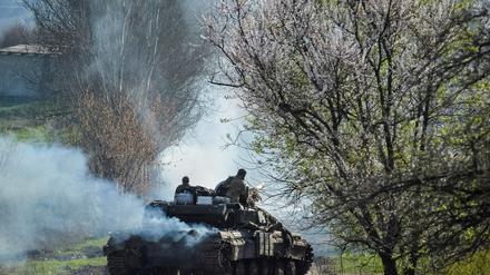 Ein ukrainischer Panzer nahe Bachmut, wo weiterhin erbittert gekämpft wird.