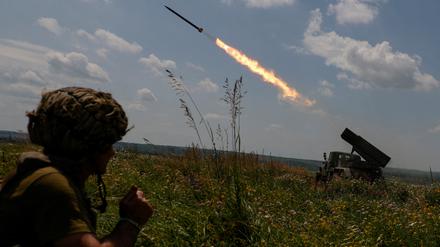 Ukrainische Soldaten feuern ein BM-21 Grad Mehrfachraketen-System in Richtung russischer Truppen in der Region Saporischschja (Symbolbild).