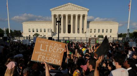 .Protestler demonstrieren vor dem Obersten Gerichtshof der USA, nachdem das Grundsatzurteil „Roe v. Wade“ gekippt wurde.