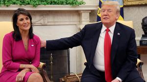 US-Präsident Donald Trump reicht der scheidenden US-Botschafterin bei den Vereinten Nationen, Nikki Haley, die Hand, als sie sich im Oval Office des Weißen Hauses treffen, nachdem der Präsident Haleys Rücktritt akzeptiert hat, in Washington, USA, 9. Oktober 2018.