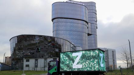 Ein Truck mit der Aufschrift „Z“ steht vor dem Wagner-Zentrum in Sankt Petersburg.