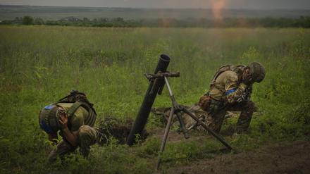 Ukrainische Soldaten feuern auf russische Stellungen an der Frontlinie. 
