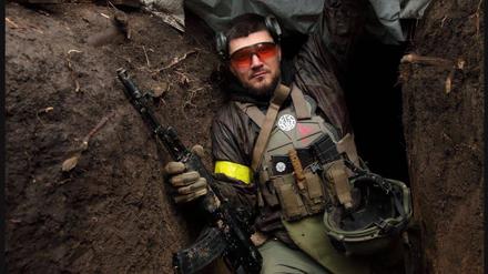 Laut einem Telegram-Kanal, der von Rechtsradikalen genutzt wird, zeigt das Bild Denis Kapustin in einem Schützengraben in der Ukraine.