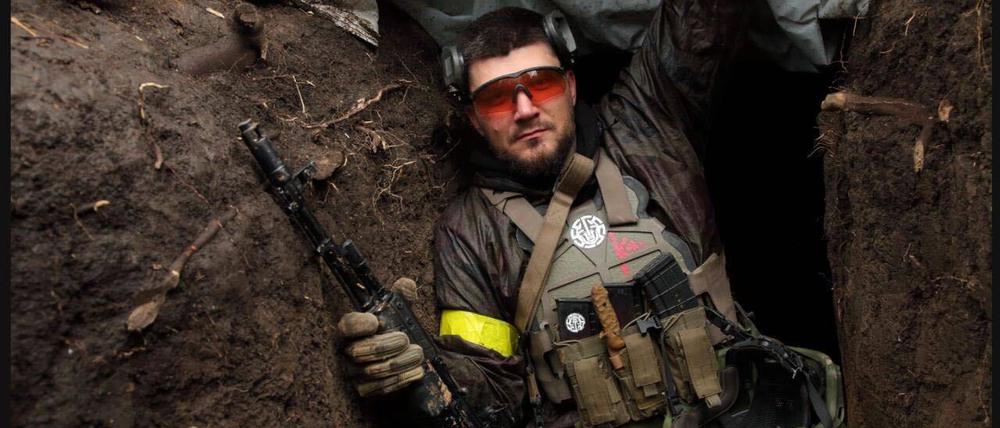 Laut einem Telegram-Kanal, der von Rechtsradikalen genutzt wird, zeigt das Bild Denis Kapustin in einem Schützengraben in der Ukraine.