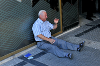 Giorgos Chatzifotiadis sitzt am 3. Juli weinend vor einer griechischen Bank in Thessaloniki, nachdem er vergeblich versucht hatte, seine Rente zu bekommen.