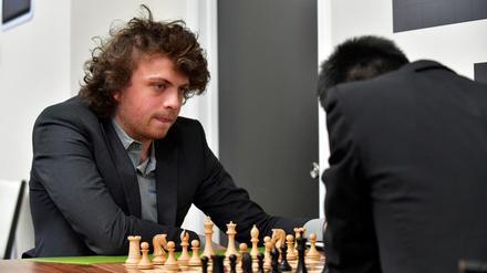 Hans Niemann bei einer Schachpartie.
