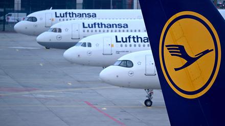 Das Logo der Lufthansa ist auf dem Seitenleitwerk eines Flugzeugs zu sehen, das zusammen mit anderen Lufthansa-Flugzeugen auf dem Flughafen in Frankfurt am Main steht (Symbolbild).