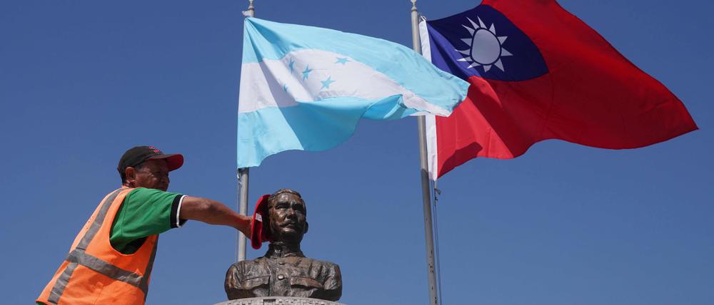 Die Flaggen von Honduras (L) und Taiwan wehen auf einem Platz in Tegucigalpa. Wie lange noch?