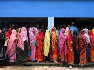 Vom 19. April bis zum 1. Juni finden in Indien die Parlamentswahlen statt. Das Archivbild zeigt Wählerinnen bei der Regionalwahl 2023.