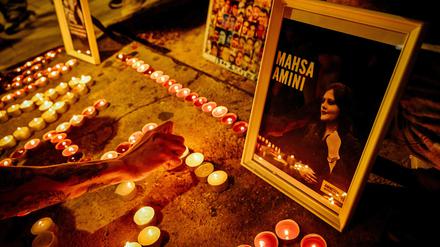 Auf diesem Archivfoto vom 29. Oktober 2022 zünden iranische Flüchtlinge und in Griechenland lebende Iraner während einer Demonstration im Zentrum von Athen Kerzen an, die den Namen „Mahsa“ bilden, um 40 Tage nach dem Tod der Iranerin Mahsa Amini in Polizeigewahrsam im Iran zu gedenken.