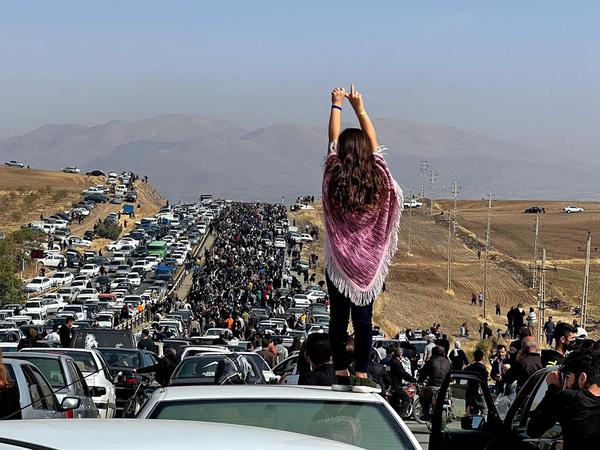 Proteste im Iran nach dem Tod von Mahsa Amini, die in Polizeigewahrsam gestorben war. 