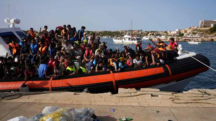 Migranten kommen in Lampedusa an.