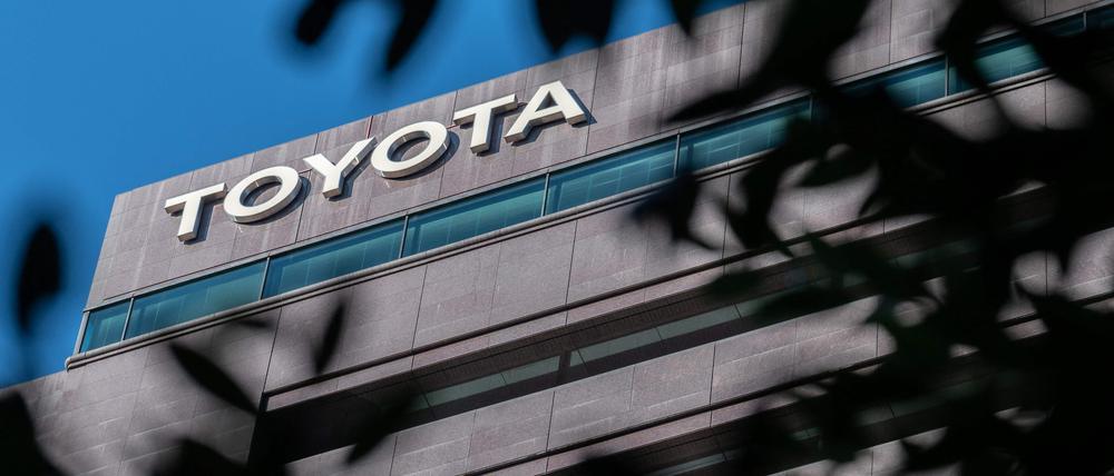 Toyota bekommt einen neuen Chef. Das japanische Unternehmen kündigte am Donnerstag überraschend an, dass der langjährige Chef des Konzerns und Enkel des Firmengründers, Akio Toyoda, die Geschäftsführung zum 1. April an Markenchef Koji Sato übergibt. 