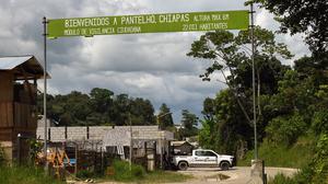 Blick auf den Eingang der indigenen Tzotzil-Stadt Pantelho, einen Tag nachdem eine bewaffnete Gruppe die Gemeindepolizei und Mitglieder der mexikanischen Armee in Chiapas, Mexiko, am 9. Juli 2021 überfallen hat.