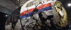 (FILES) In this file photo taken on October 13, 2015, the wrecked cockipt of the Malaysia Airlines flight  MH17 is presented to the press during a presentation of the final report on the cause of the its crash at the Gilze Rijen airbase. - A Dutch court gives its verdict on November 17, 2022 in the trial of four men over the downing of Malaysia Airlines flight MH17 above Ukraine in 2014, as tensions soar over Russia's invasion eight years later. All 298 passengers and crew were killed when the Boeing 777 flying from Amsterdam to Kuala Lumpur was hit over separatist-held eastern Ukraine by what investigators say was a missile supplied by Moscow. (Photo by EMMANUEL DUNAND / AFP)