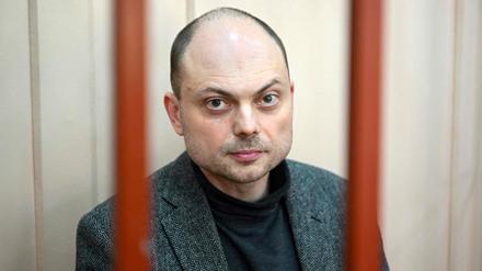 Wladimir Kara-Mursa im Käfig des Angeklagten in einem Moskauer Gerichtssaal. 