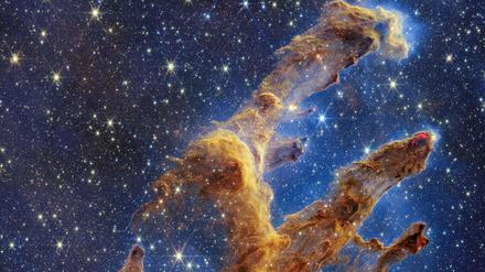 Schon Hubble hatte die „Säulen der Schöpfung“ im etwa 6500 Lichtjahre entfernten Adlernebel fotografiert – was zu einem der meistgezeigten Bilder wurde. Webb hat nun mit seinem Infrarot-Blick hingeschaut und in den Wolken aus kaltem Gas und Staub eine Vielzahl junger Sterne neu entdeckt. Solche Aufnahmen helfen Astronomen, die Sternentstehung in den Staubwolken besser zu verstehen. 