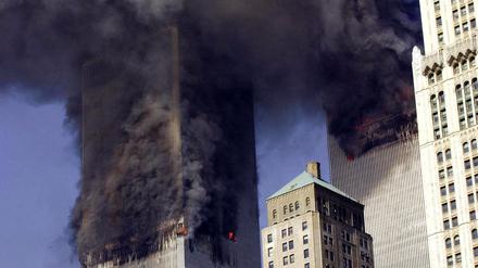 Zerstörung der Twin Towers des World Trade Centers, New York, am 9. September durch die Einschläge entführter Flugzeuge: Das zweite Passagierflugzeug explodiert im Südturm, der Nordturm ist durch den Einschlag der ersten Boeing bereits in Brand geraten. (Archivbild)