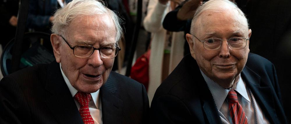 Warren Buffett (l.) neben Charlie Munger