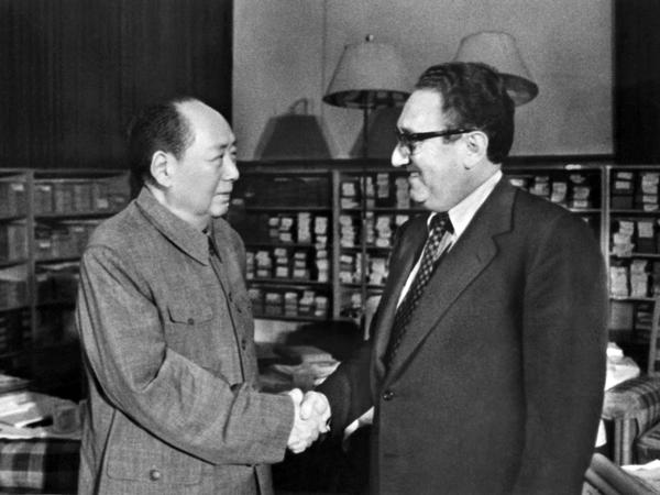Hohe Diplomatie: Henry Kissinger mit Chinas Staatsgründer Mao Zedong am 24. November 1973 in Peking.