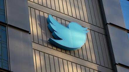 Twitter will am 1. April damit beginnen, die kostenlosen blauen Häkchen-Symbole für verifizierte Profile zu entfernen. Um das Zeichen zu behalten, müssten Einzelpersonen das pro Monat acht Euro teure Abo Twitter Blue abschließen, hieß es in einem Tweet in der Nacht zum Freitag.