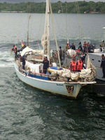 Das Militär auf den Philippinen mit der verlassenen Yacht "Rockall". Der deutsche Besitzer wurde von Terroristen entführt.