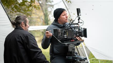 Ein Kameramann, filmt während der Dreharbeiten zu einem Krimi.