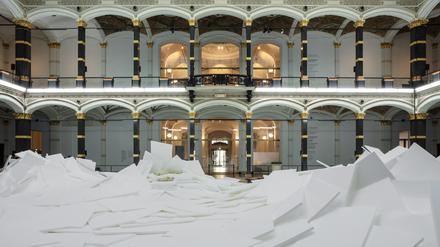 Großes Schweigen: Nach C. D. Friedrichs „Eismeer“ entstand die Installation „Fin de siècle“ (1990) vom Künstlertrio General Idea, derzeit im Berliner Gropius Bau. 