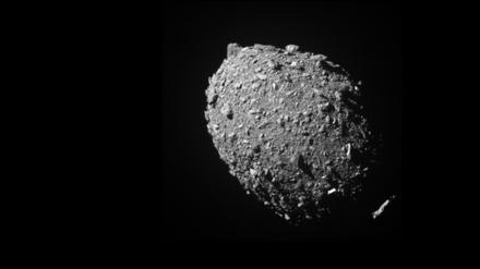 Der Asteroid Dimorphos kurz vor dem Einschlag der Sonde