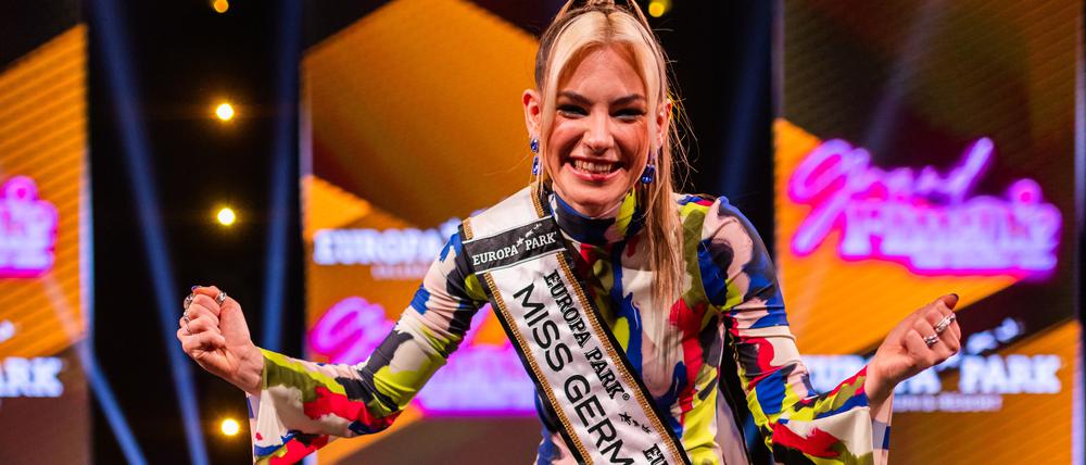Kira Geiss, Miss Germany 2023, steht auf der Bühne.