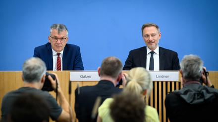Finanzminister Christian Lindner und sein Haushaltsstaatssekretär Werner Gatzer bei der Vorstellung des Etats für 2024.