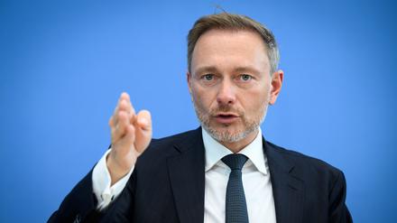 Christian Lindner (FDP), Bundesminister der Finanzen, stellt in einer Bundespressekonferenz den Regierungsentwurf für den Bundeshaushalt.