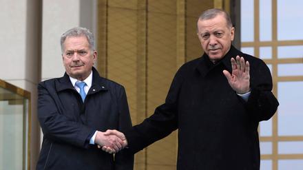 Recep Tayyip Erdogan (r), Präsident der Türkei und Sauli Niinistö, Präsident von Finnland, bei einer Begrüßungszeremonie am Präsidentenpalast in Ankara.
