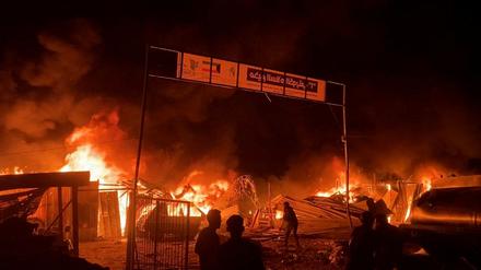 Feuerbälle und Rauchschwaden im Zeltlager Tal al Sultan bei Rafah.