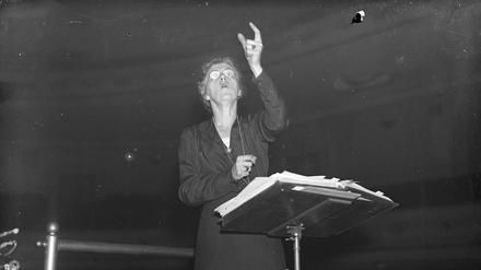 Geschichtlicher Einschnitt. Nadia Boulanger als erste Dirigentin des Royal Philharmonic Orchestra in der Londoner Queens Hall 1937.